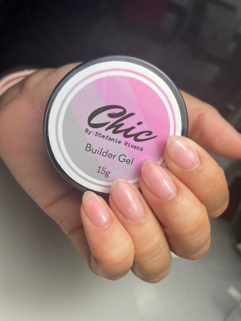 Nuestro Builder Gel tiene una consistencia espesa con alta adherencia para darle forma o fuerza a la uña natural, para encapsulados o para extensiones.